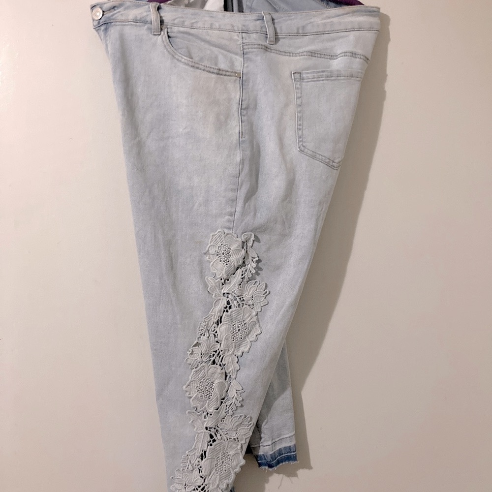 Ashley Stewart cropped stretch skinny by legged jeans with crocheted lace